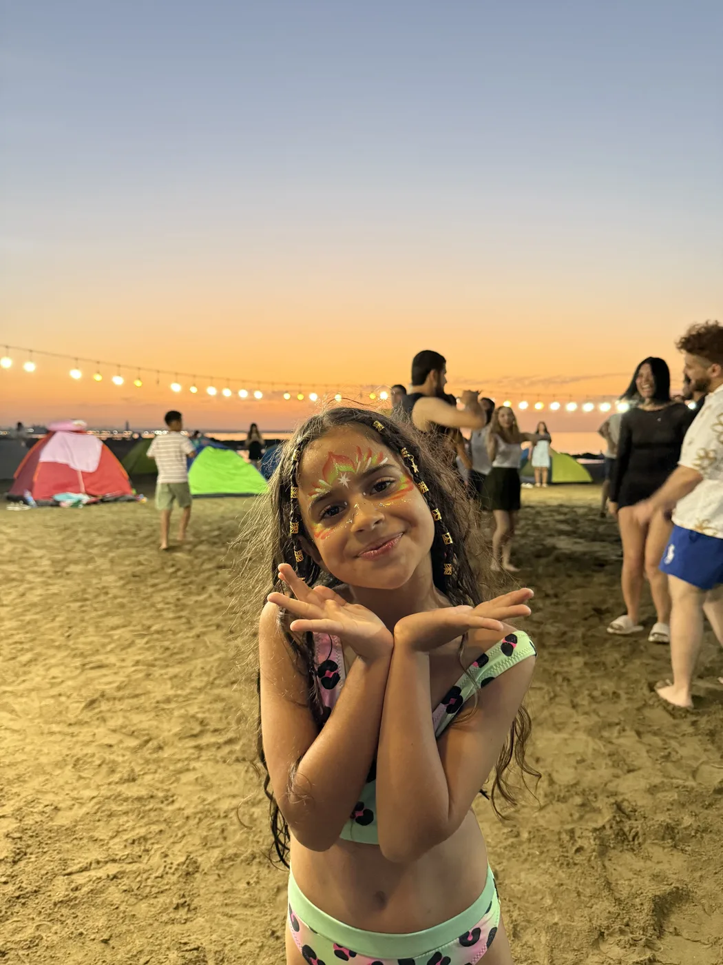 Caspian Kamp Festivalda gün batımı və iştirakçı